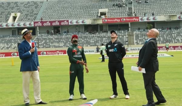 অলিখিত ফাইনালে টস জিতে বোলিং নিল নিউজিল্যান্ড