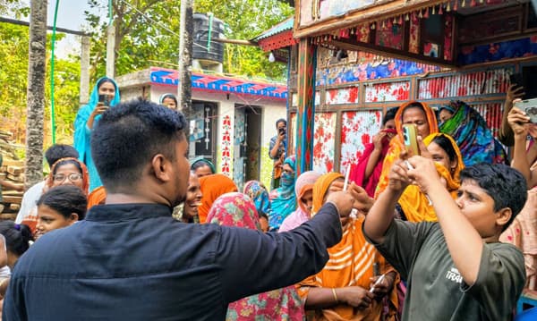 লোডশেডিংয়ের প্রতিবাদে দেবীদ্বারে হাসনাত আব্দুল্লাহর মোমবাতি বিতরণ