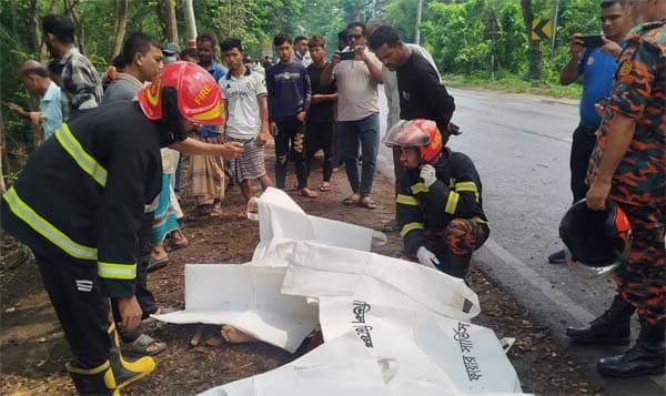 লোহাগাড়ায় নিয়ন্ত্রণ হারিয়ে খাদে মাইক্রোবাস, নিহত তিন