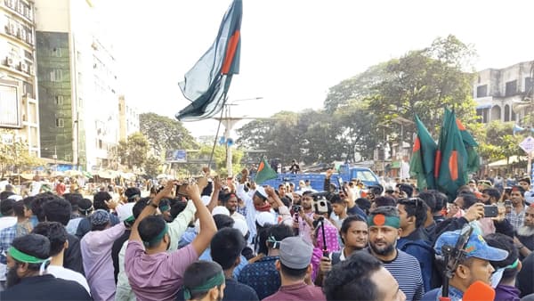 হাদি হত্যার প্রতিবাদে শাহবাগ অবরোধ, উত্তাল রাজধানী