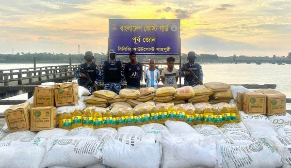 মিয়ানমার সীমান্তে কোস্ট গার্ডের অভিযানে বোটসহ বিপুল পণ্য জব্দ