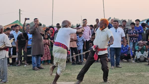 খ্যাতিমান লাঠিয়াল আঃ কাদের মৃধা স্মরনে গোয়ালন্দে ঐতিহ্যবাহী লাঠি খেলা 