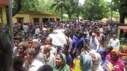 হাকিমপুরে প্রায় ১৪ হাজার পরিবার পেল ভিজিএফ চাল 