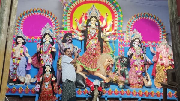 দেবীদ্বারে শারদীয় দুর্গাপূজা প্রস্তুতিতে শেষ মুহূর্তের ব্যস্ততা