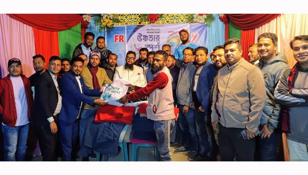 শীতার্তদের মাঝে উষ্ণতার ছোঁয়ায় নতুন বছরকে বরণ চার-ছয় কুমিল্লার