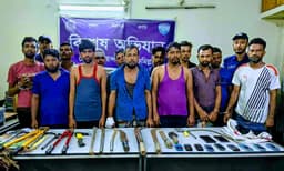 দেবীদ্বারে আন্তঃজেলা ডাকাত চক্রের ১৪ সদস্য গ্রেফতার, অস্ত্র উদ্ধার 