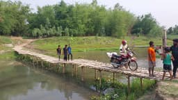 ব্রিজ নয়, বাঁশের সাঁকোই এখন আকচাবাসীর ॥ ভোট এলেই প্রতিশ্রুতি!