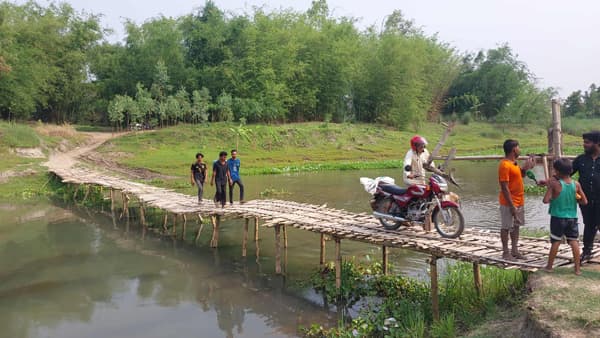 ব্রিজ নয়, বাঁশের সাঁকোই এখন আকচাবাসীর ॥ ভোট এলেই প্রতিশ্রুতি!