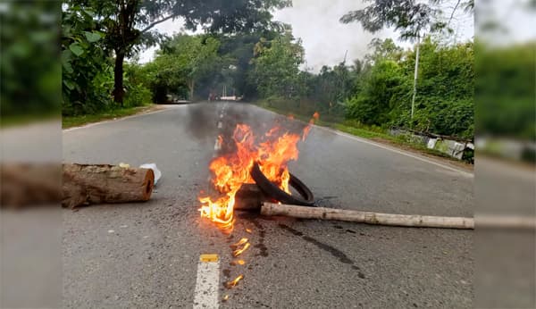 খাগড়াছড়িতে ধর্ষণবিরোধী সড়ক অবরোধে অচল জনজীবন