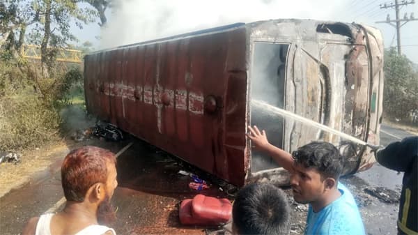 দাউদকান্দিতে বাস উল্টে অগ্নিকাণ্ড, নারী-শিশুসহ চারজন নিহত