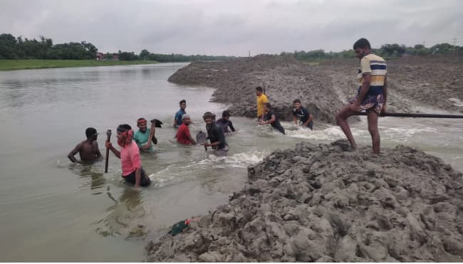 বেতনায় বাঁধ কেটে শুরু জলাবদ্ধতা মুক্তি অভিযান