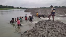 বেতনায় বাঁধ কেটে শুরু জলাবদ্ধতা মুক্তি অভিযান
