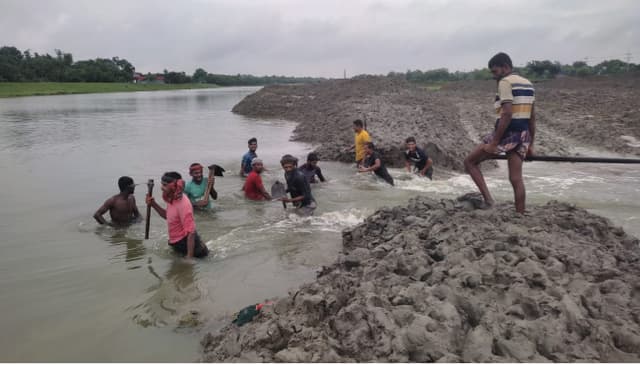বেতনায় বাঁধ কেটে শুরু জলাবদ্ধতা মুক্তি অভিযান
