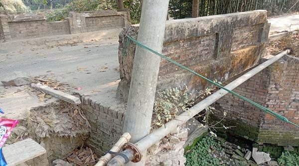গোয়ালন্দে ঝুঁকিপূর্ণ ব্রিজ দিয়ে যান চলাচল, দুর্ঘটনার শঙ্কা 