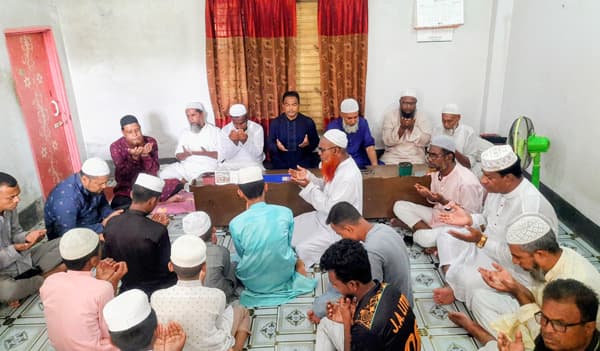 খালেদা জিয়ার ৮২ তম জন্মদিনে হিলিতে দোয়া ও খাবার বিতরণ