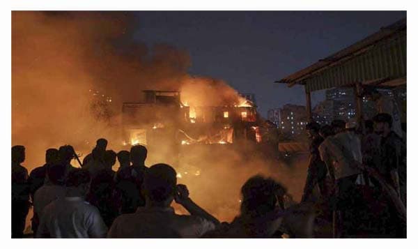 পানির সংকটে বাড়ছে কড়াইল বস্তির আগুন, নিয়ন্ত্রণে হিমশিম ফায়ার সার্ভিস