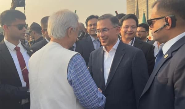 প্রধানমন্ত্রীর সঙ্গে শুভেচ্ছা বিনিময় করলেন ড. মুহাম্মদ ইউনূস 
