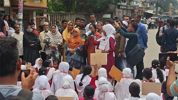 স্কুল শিক্ষার্থী নিহতের প্রতিবাদে বরিশালে সড়ক অবরোধ