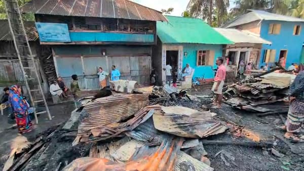 কৈখালী বাজারে ভয়াবহ আগুন, পুড়ল ১২ ব্যবসা প্রতিষ্ঠান