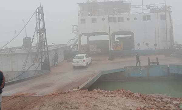 বৈরি আবহাওয়ায় পাটুরিয়া–দৌলতদিয়া নৌরুটে ফেরি চলাচল বন্ধ