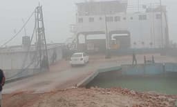 বৈরি আবহাওয়ায় পাটুরিয়া–দৌলতদিয়া নৌরুটে ফেরি চলাচল বন্ধ