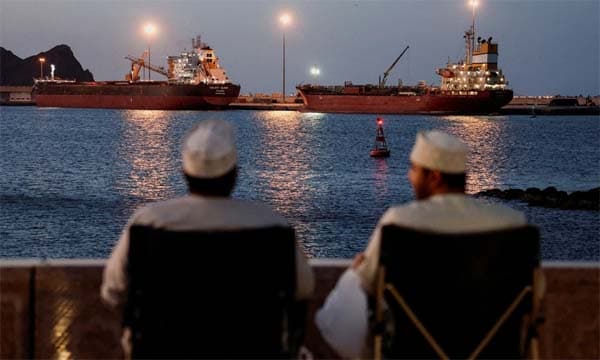 যুদ্ধবিরতি চুক্তিতে হরমুজ প্রণালিতে জাহাজ থেকে ফি নেবে দুই দেশ