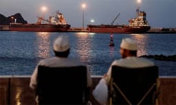 যুদ্ধবিরতি চুক্তিতে হরমুজ প্রণালিতে জাহাজ থেকে ফি নেবে দুই দেশ