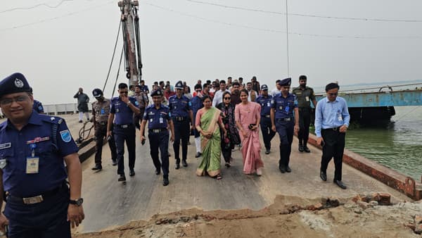 ঈদ যাত্রায় চাপ বাড়লেও নেই ভোগান্তি, ঘাট পরিদর্শনে ডিসি-এসপি 