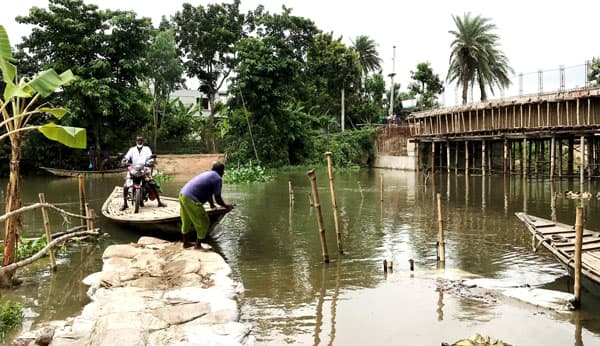 আত্রাইয়ে ব্রিজ বিলম্বে নৌকা নির্ভর হাজারো মানুষ, ভোগান্তি চরমে