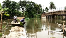 আত্রাইয়ে ব্রিজ বিলম্বে নৌকা নির্ভর হাজারো মানুষ, ভোগান্তি চরমে