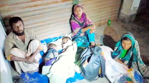 ঘর নেই, ভবিষ্যত নেই—অপেক্ষা শুধু মানবিক সিদ্ধান্তের