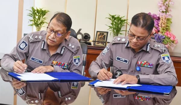 আনুষ্ঠানিকভাবে দায়িত্ব নিলেন নতুন আইজিপি আলী হোসেন 