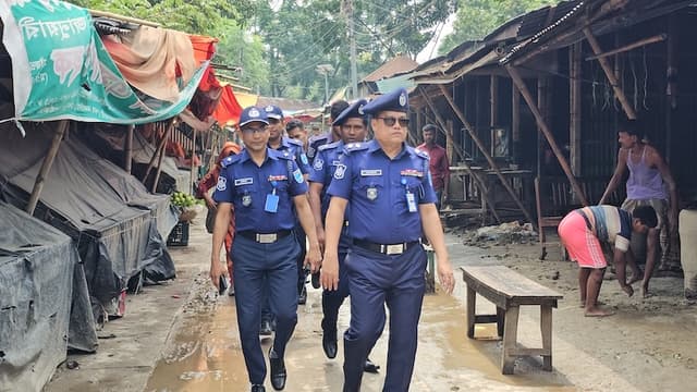 ঈদযাত্রায় নিরাপত্তা জোরদারে দৌলতদিয়া ঘাট পরিদর্শন পুলিশ সুপারের