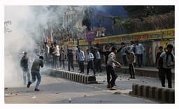 শান্তিচুক্তি ভেঙে আবারো সংঘর্ষে জড়াল ঢাকা ও আইডিয়াল কলেজের শিক্ষার্থীরা