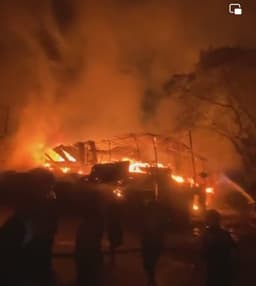 নোয়াখালীর সেনবাগে অগ্নিকাণ্ডে ১১টি দোকান ও কারখানা পুড়ে ছাই