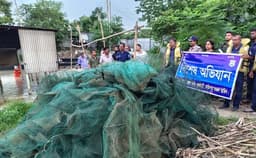 পদ্মায় নৌ পুলিশের অভিযানে বিপুল পরিমাণ চায়না দুয়ারি জাল জব্দ