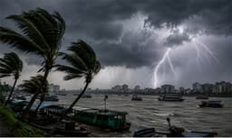 তেরো জেলায় ঝোড়ো হাওয়া বজ্রবৃষ্টির সতর্কবার্তা জারি