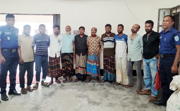 আদিবাসীদের জমি দখলচেষ্টা: নবাবগঞ্জে অস্ত্রসহ গ্রেপ্তার ৮, জেলহাজতে প্রেরণ