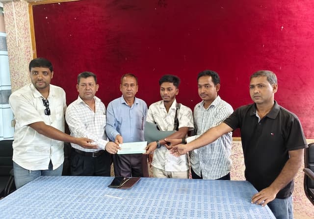 গুলিবিদ্ধ হামিদুলকে খাগড়াছড়ি প্রেসক্লাবের আর্থিক সহায়তা