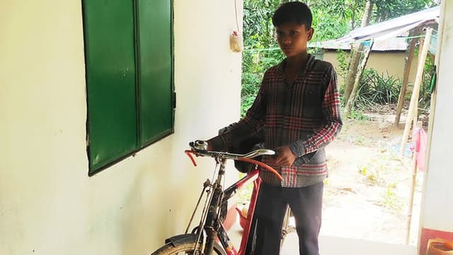 বাইসাইকেলে ভরসা, জীবনযুদ্ধে লড়ছে ১৩ বছরের তোফাজ্জল