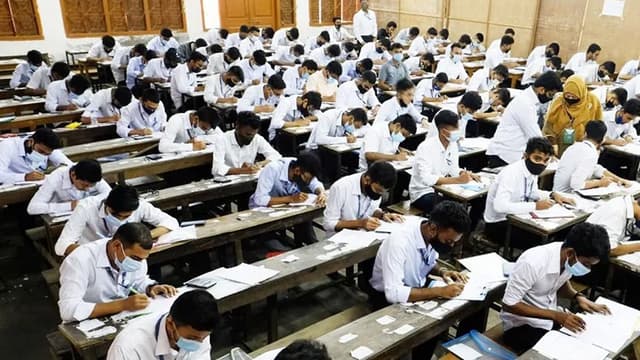 স্বাস্থ্যবিধি মেনে সারা দেশে একযোগে শুরু এইচএসসি পরীক্ষা
