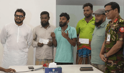অটোরিকশা চালকরা মানবিক কারণে ক্ষতিগ্রস্ত রিকশার ক্ষতিপূরণ ও চাকুরী পেলেন