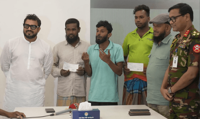 অটোরিকশা চালকরা মানবিক কারণে ক্ষতিগ্রস্ত রিকশার ক্ষতিপূরণ ও চাকুরী পেলেন