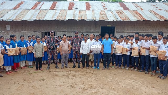 রামগড়ে বিজিবির শিক্ষা ও ক্রীড়া সামগ্রী বিতরণ