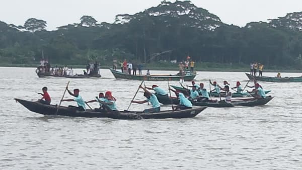 সুগন্ধা নদীতে উৎসবের আমেজে ঐতিহ্যবাহী নৌকা বাইচ