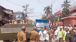 বরিশালে জনদুর্ভোগ কমাতে বিসিসি'র অবৈধ স্থাপনা উচ্ছেদ অভিযান শুরু 