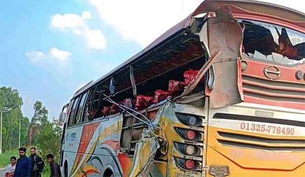 টাঙ্গাইলে বাস ও ট্রাকের সংঘর্ষে তিনজন নিহত, আহত ১২
