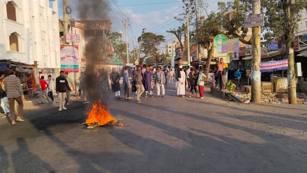 হাদী হত্যার বিচার দাবিতে ঝালকাঠিতে ফের মহাসড়ক অবরোধ, বিক্ষোভ