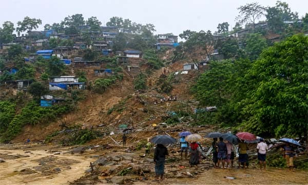 ইরানের সমন্বিত হামলায় কাঁপছে মধ্যপ্রাচ্যের মার্কিন সামরিক ঘাঁটি