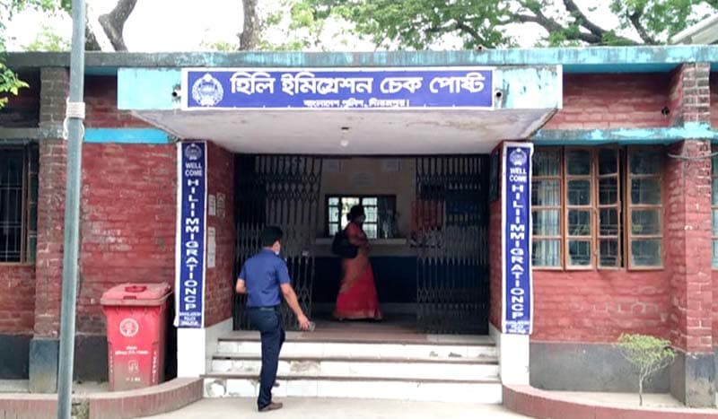 ভিসা জটিলতায় হিলি চেকপোস্টে স্থবিরতা, রাজস্বে বড় ধস
